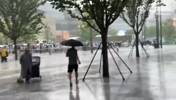风雨无阻！球迷们顶雨在活动现场等候詹姆斯