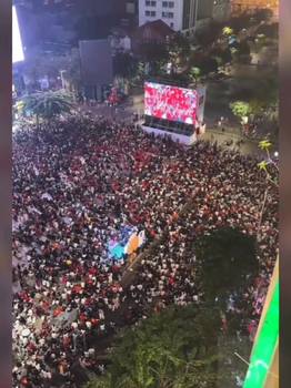鸦雀无声！上万越南人聚集看球，现场却异常安静😳
