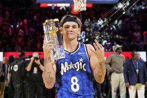 去年的今天：麦克朗扣篮大赛拿下三连冠 NBA历史第一人！