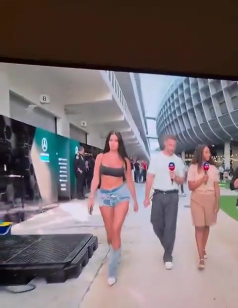 摄影师分心！天空体育主持在直播时窜出一个大美女，镜头都被带走